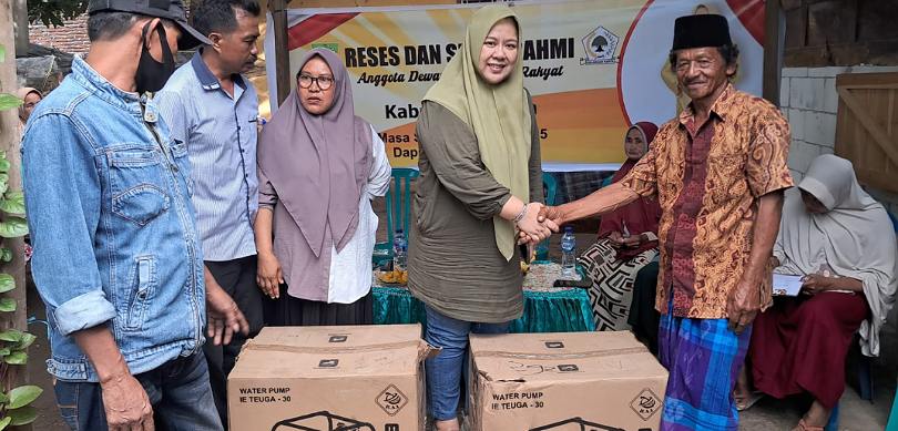 Temui Konstituen di Desa Parangina, Dae Dita Serahkan Bantuan Mesin Pompa Air