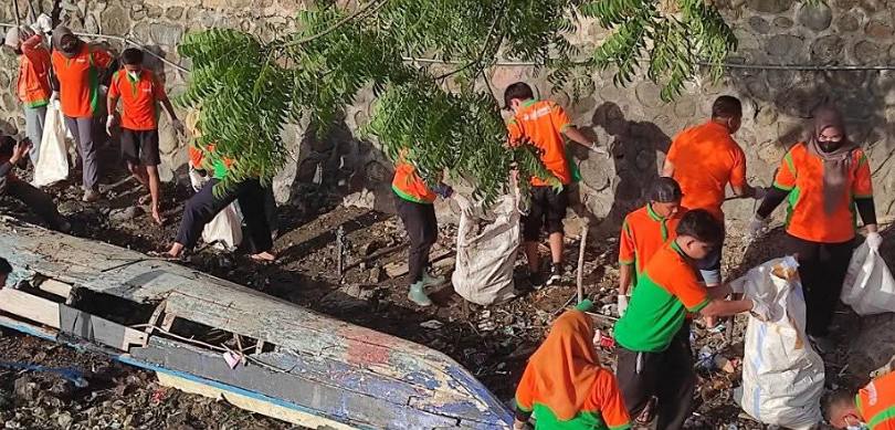 Aksi Bersih BISA di Taman Amahami: Kolaborasi Hollymart dan DLH Kota Bima Wujudkan Kota Yang Bersih, Indah, Sehat, dan Asri