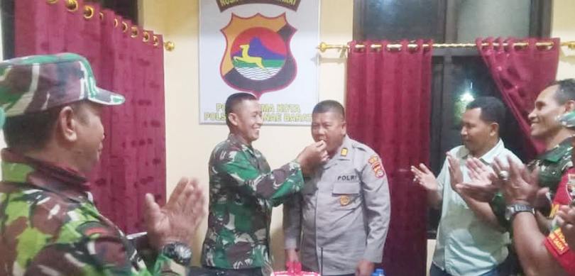 Momen Hari Bhayangkara Ke-79, Koramil 1608-1/Rasanae Berikan Surprise Ucapan Selamat Kepada Polsek Rasbar