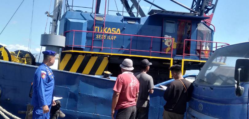 Personil Sat Polairud Polres Bima Kota Rutin Pantau Aktivitas Bongkar Muat di Pelabuhan Bima