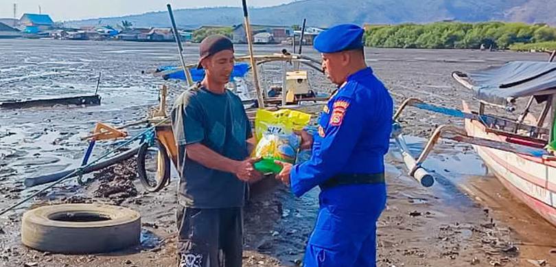 Sat Polairud Polres Bima Kota Berbagi Kebaikan, Salurkan Bantuan Beras Untuk Para Nelayan