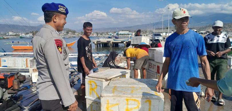 Personil Sat Polairud Polres Bima Kota Sambang Para Nelayan Pelabuhan Sape Himbauan Keselamatan Dalam Berlayar