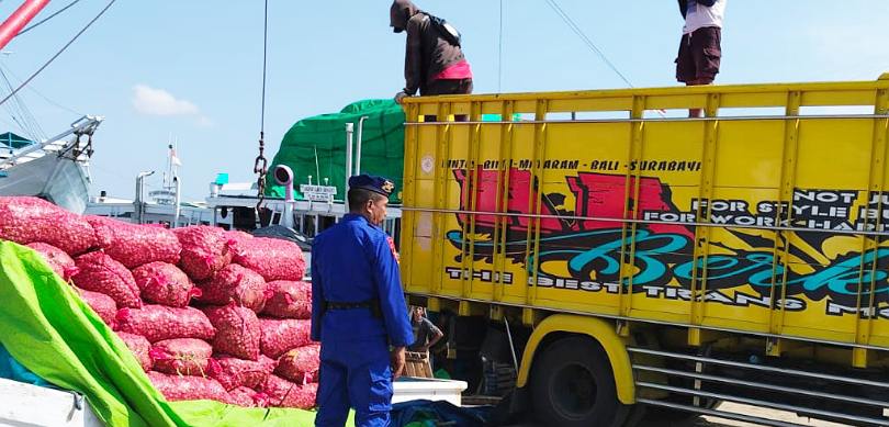 Sat Polairud Polres Bima Kota, Pantau Proses Bongkar Muat Area Pelabuhan